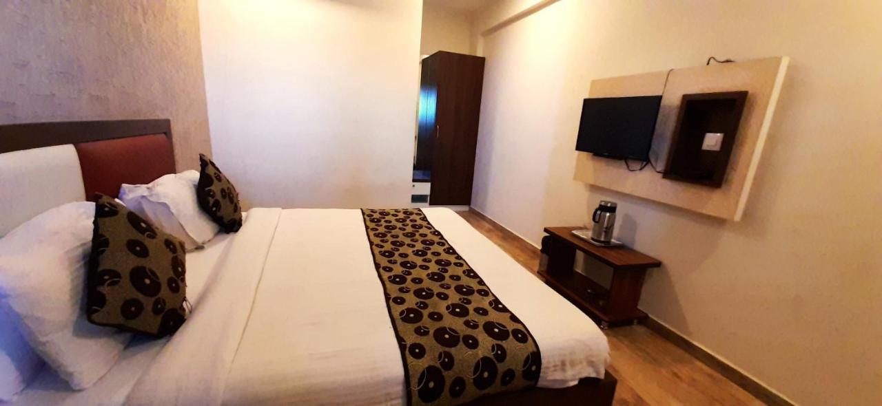 Hotel Tulip Plaza Ahmadábád Kültér fotó
